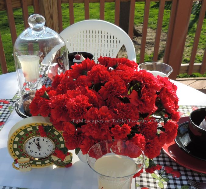 Tablescapes at Table Twenty-One, www.tabletwentyone.wordpress.com: Life Is Just a Chair of Bowlies -  Centerpiece